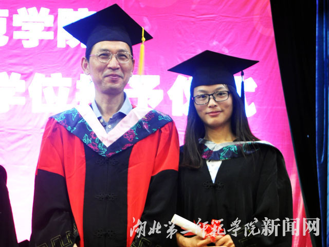 7.副院长陈秋中为毕业生授予学位证书.jpg