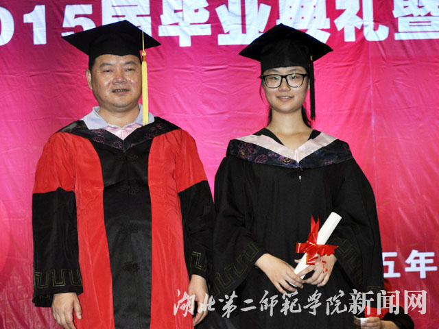 4.党委副书记许邦官为毕业生授予学位证书.jpg