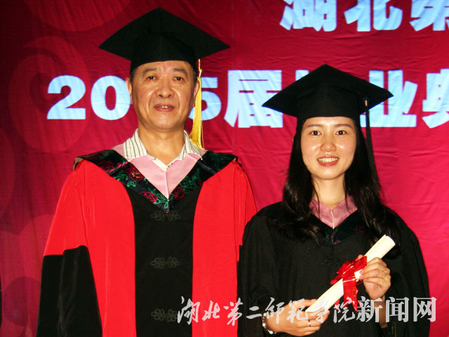 6.副院长柯美录为毕业生授予学位证书.jpg