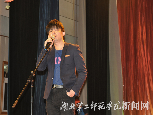 3.外国语学院副院长郑奕演唱歌曲.jpg