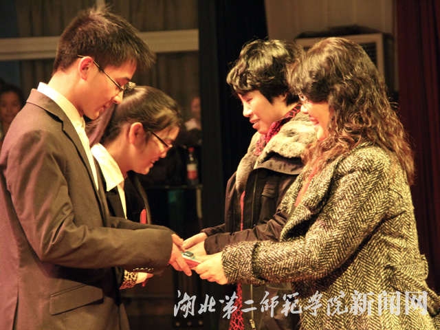 8.领导为获得者颁奖.jpg