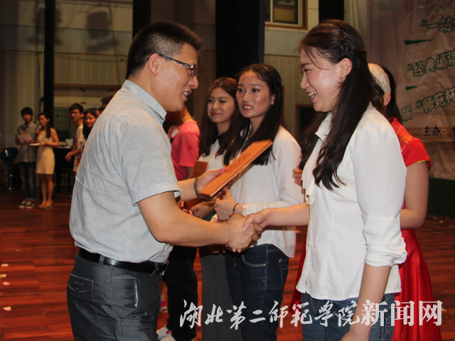 11.党委宣传部副部长邢宽广给冠军团队颁奖.jpg