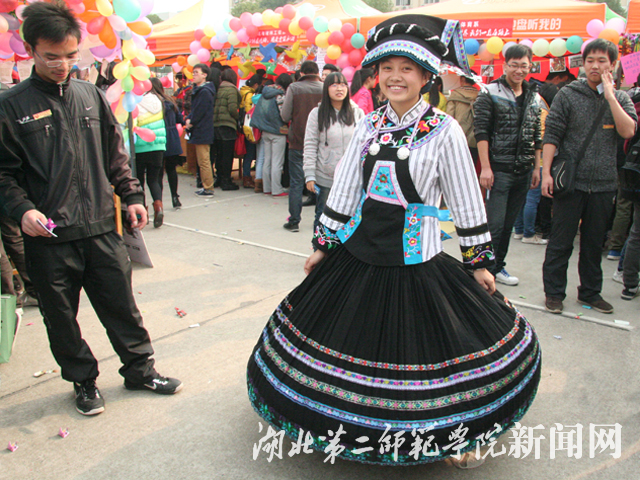 8.“布依”志愿者以舞迎周年.jpg