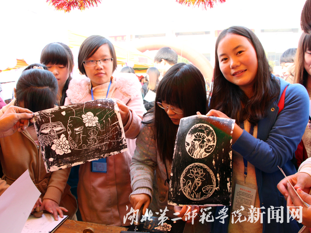 9.现场体验拓印板画制作.jpg