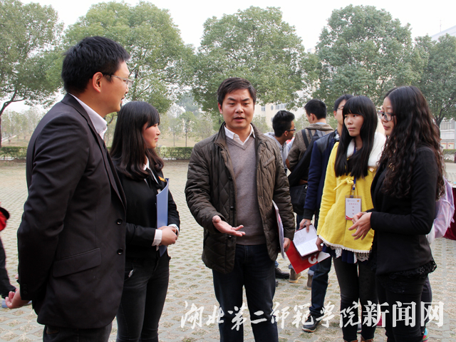 3.学工部领导与志协负责人现场探讨志愿服务活动.jpg