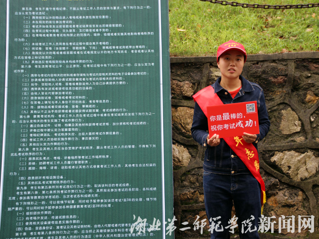 5、二号楼门前的志愿者.jpg