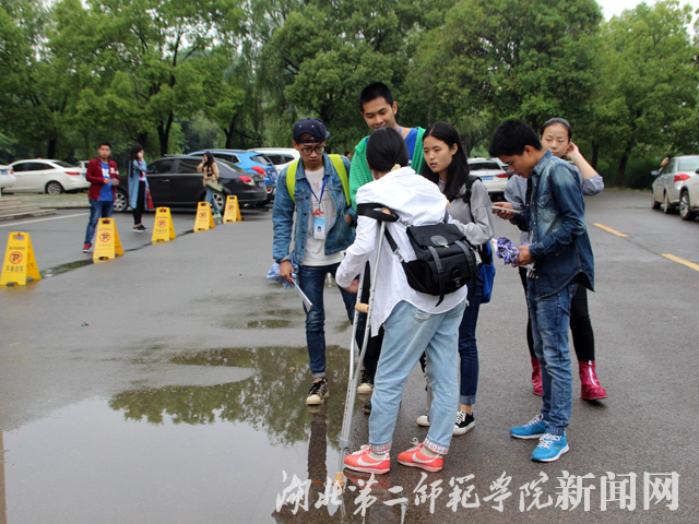 9、志愿者关心残疾考生.jpg