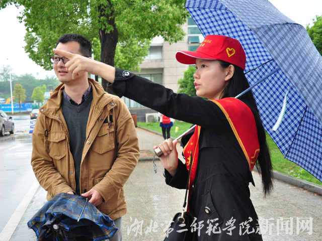 11、志愿者为考生引路.jpg