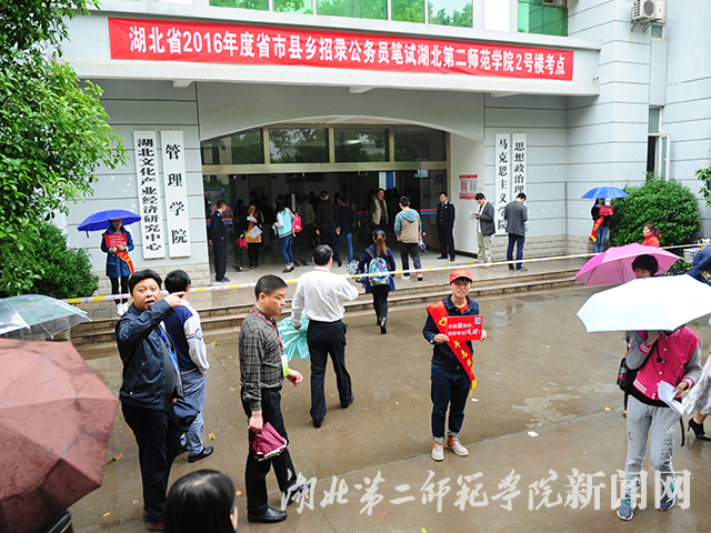 2、胡校长来检查考场.jpg
