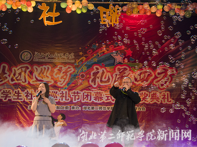 8.副校长黄颂、高琳老师激情献唱”美丽的童话“.jpg
