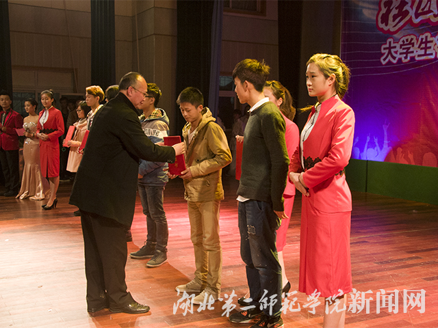 5.副校长黄颂为获奖社团颁奖.jpg