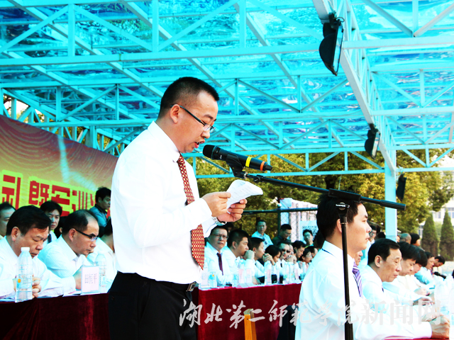 5.校友会代表发表讲话.jpg
