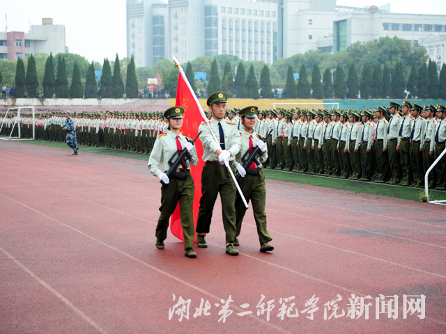 1.军训护旗手.jpg