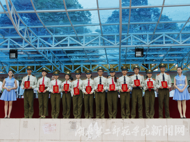 6.颁优秀标兵个人奖.jpg