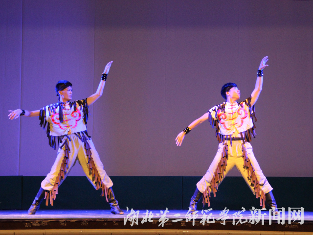 5.双人舞《出走》.jpg