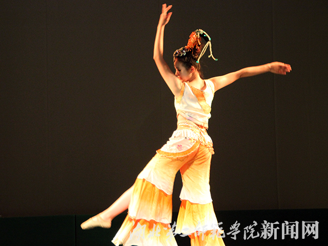 8.独舞《霓裳梦》.jpg