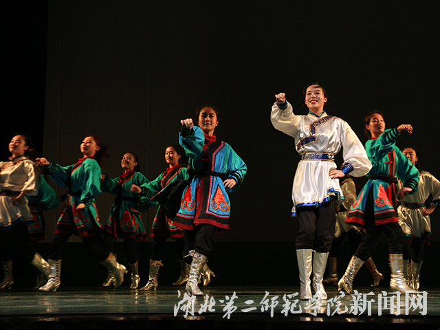 16.群舞 14级全班《西格西格》.jpg