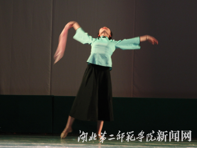 4.独舞《雏菊》.jpg