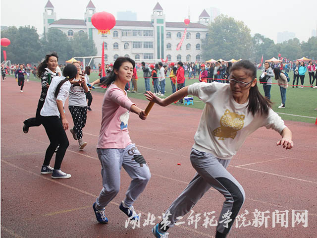 7.学生进行接力比赛.jpg