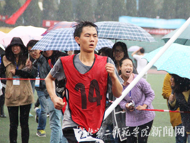 2.学生在雨中长跑.jpg