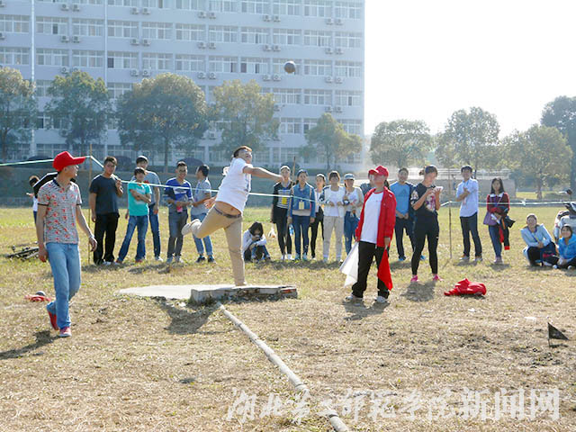 3.学生扔铅球比赛.jpg