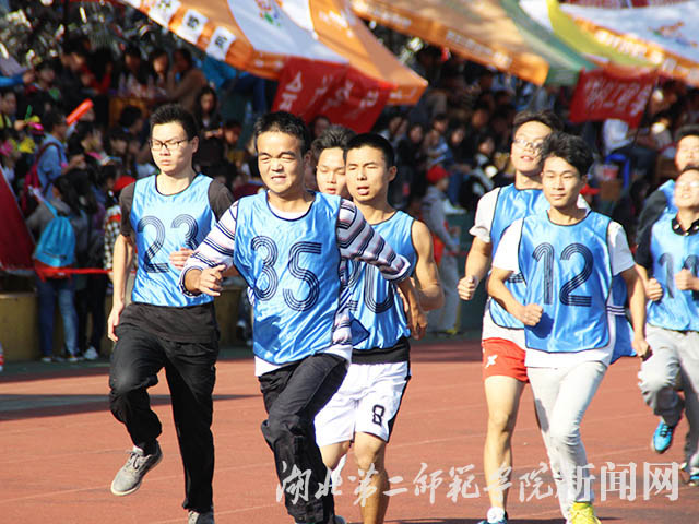 8.学生田径赛集体冲刺终点.jpg