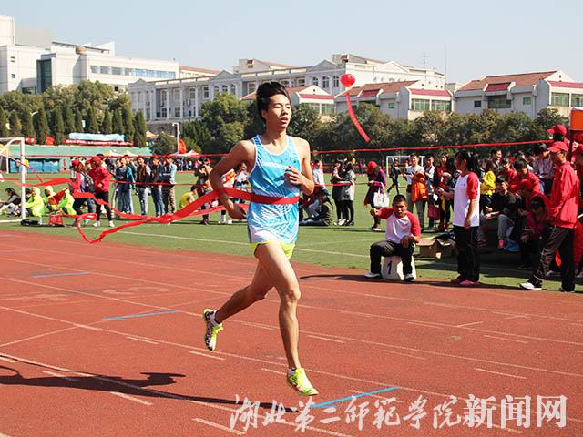 1.第一名冲向终点.jpg