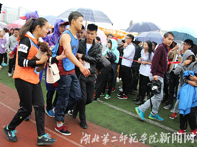 6.志愿者搀扶运动员退场.jpg