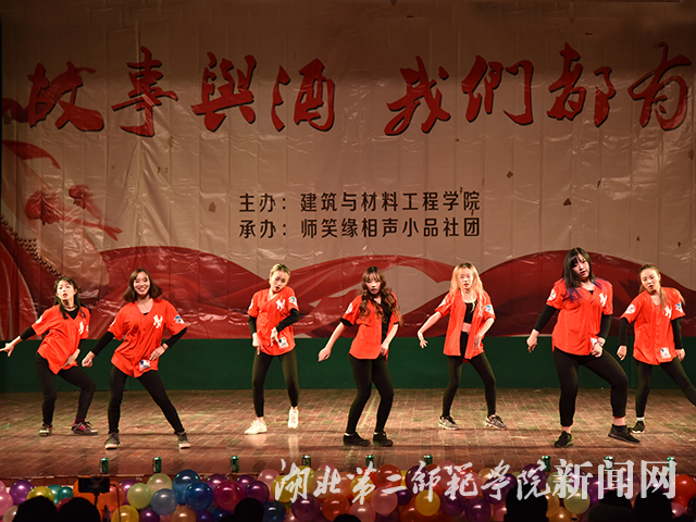 8.他她街舞表演.jpg