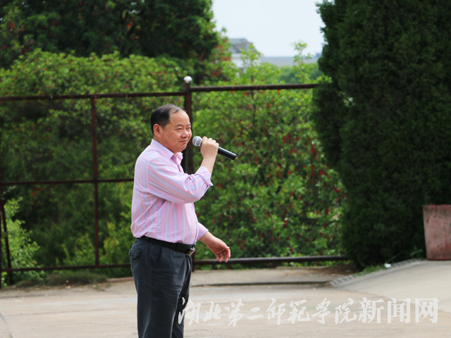 2.校党委副书记许邦官宣布活动开始.jpg