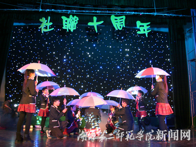 8.《伞亮青春》.jpg