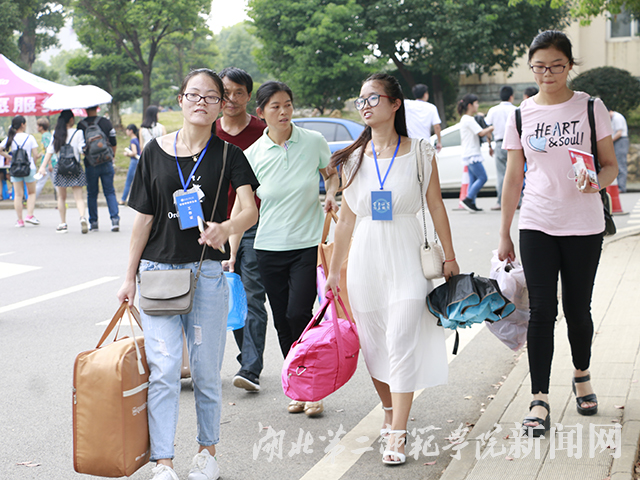 4.志愿者为新生及家长带路.jpg