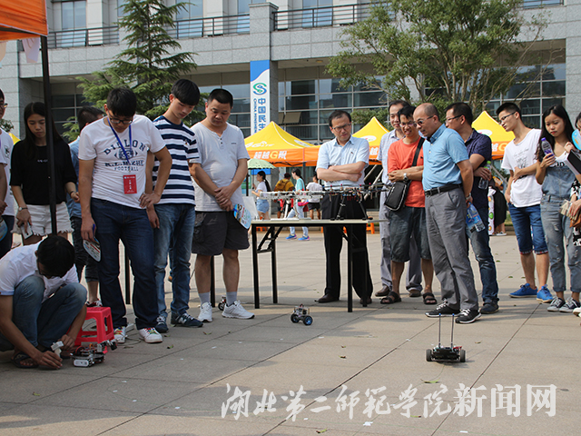 6.校领导与新生家长一同观摩实验.jpg