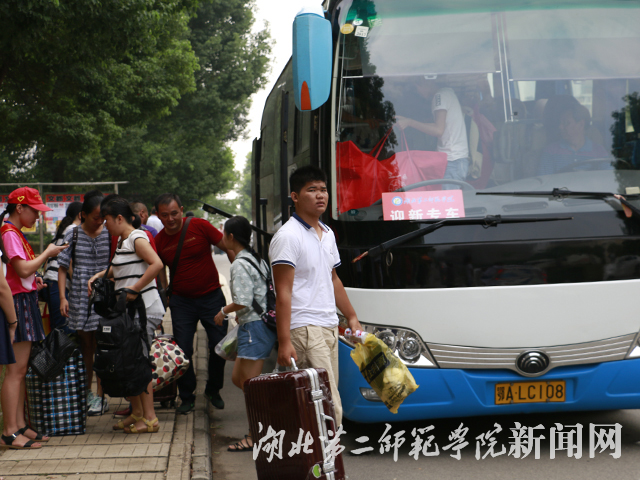 3.校车载新生到达学校.jpg