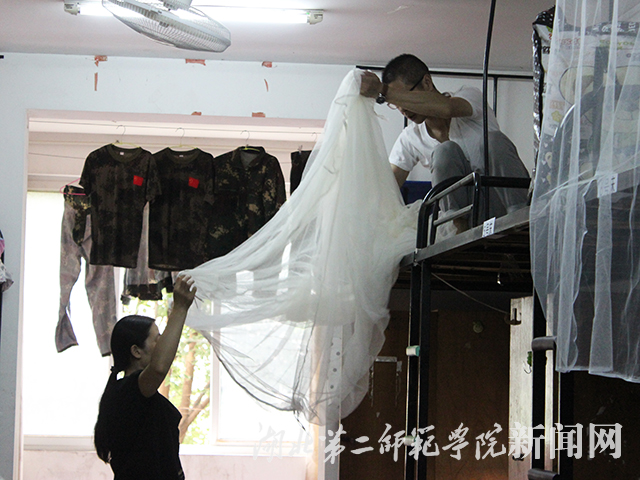 5.父母为孩子搭蚊帐.jpg
