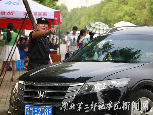 2.保安热情指路.jpg