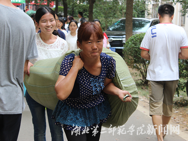 7.家长帮孩子扛行李.jpg