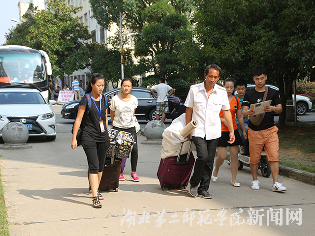 3.学长学姐一对一迎新.jpg
