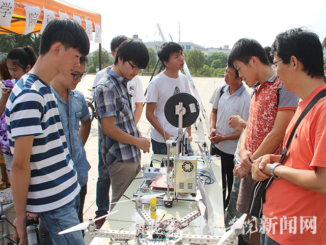 8.物机院向新生展示学院风采.jpg
