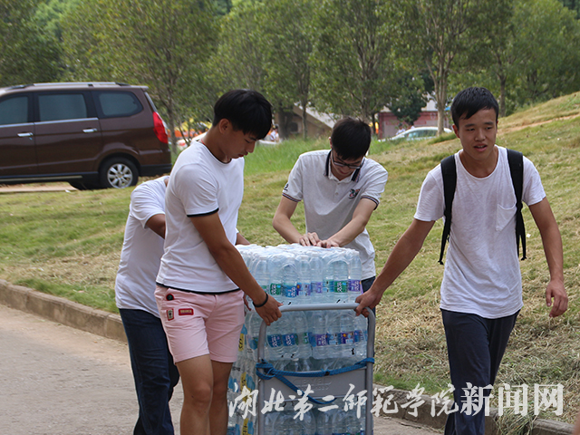 11.志愿者搬水.jpg