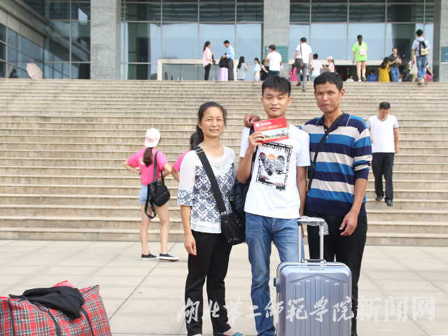 5.新生拿着通知书合影.jpg