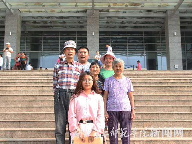 6.开学季 送孩子上大学的一家人.jpg