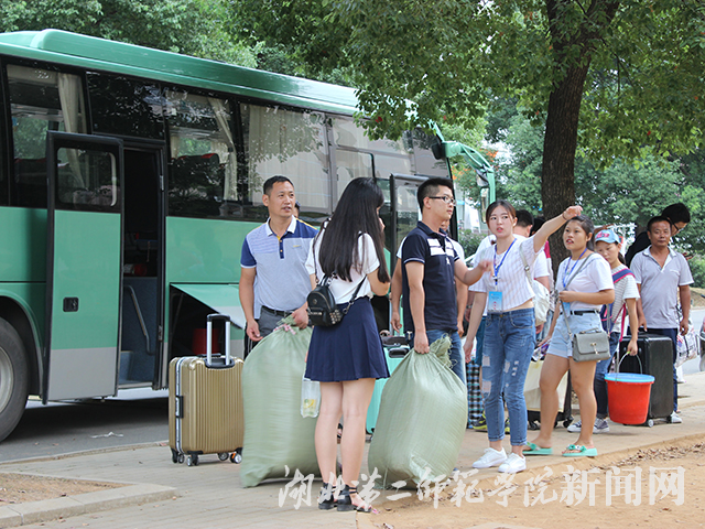 4.志愿者为刚下校车的新生指路.jpg