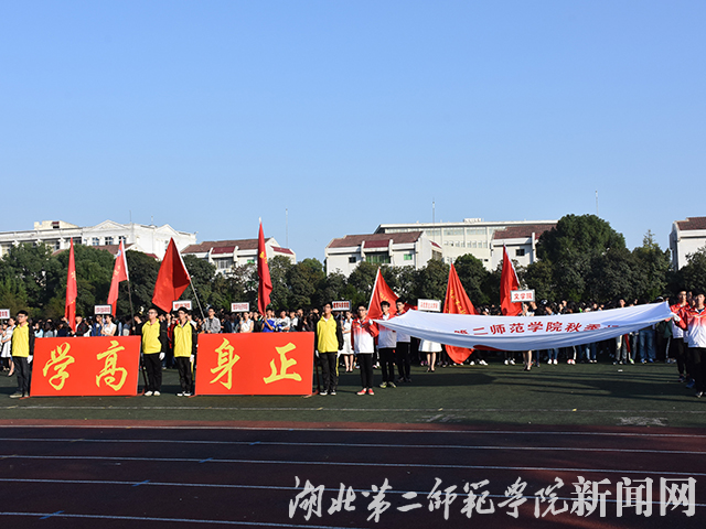 10.校旗方阵.jpg