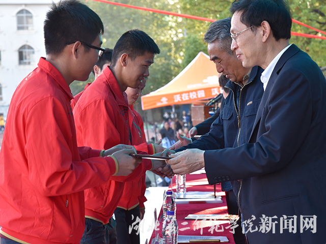 7.校领导给优秀裁判员颁奖.jpg