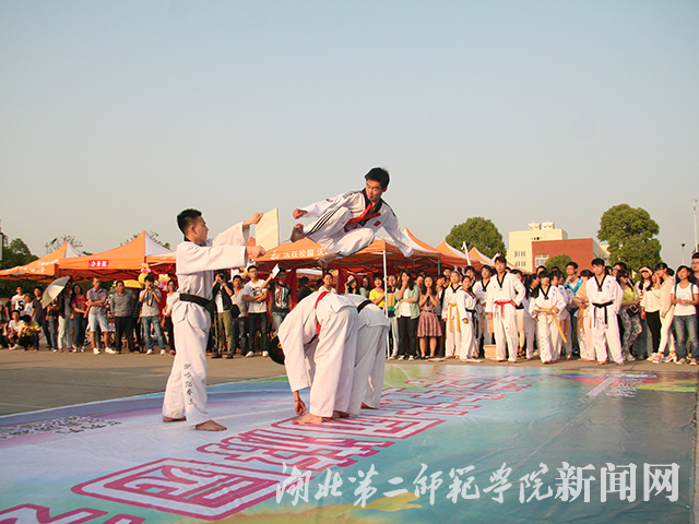 2.潮鸣飞跃人墙.jpg