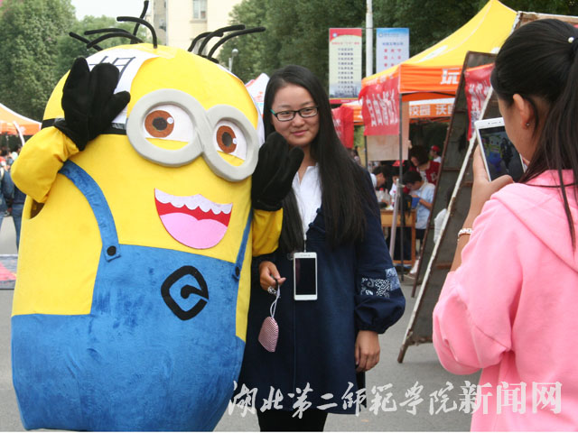 3.社团招新人员与学生合影.jpg