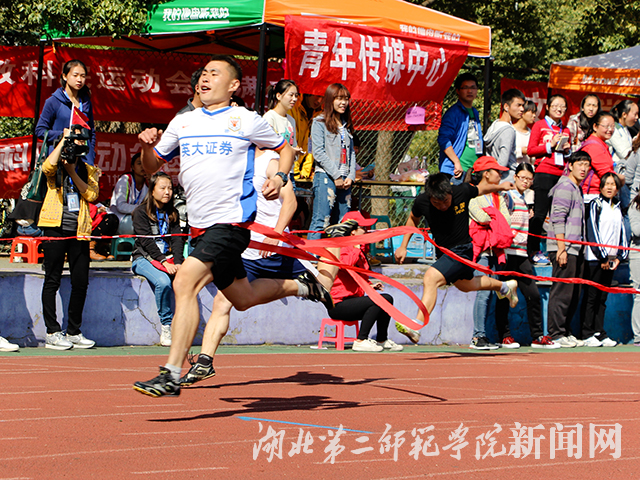 1.教工田径百米冲刺.jpg