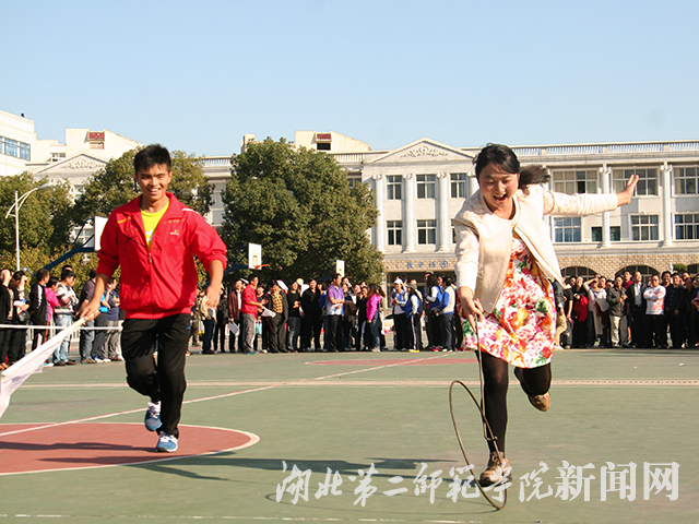6.女教师滚铁圈回味童年.jpg