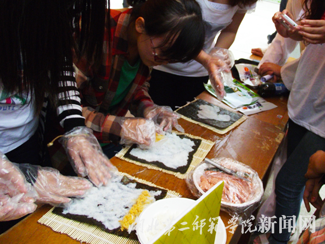 7.学生学做寿司.jpg